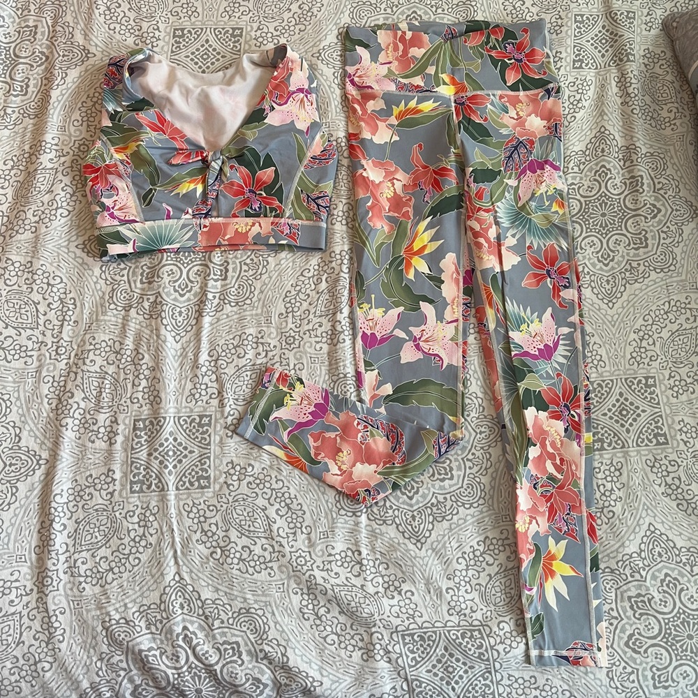 Mono B athleisure set hibiscus print Sz S top and bottom